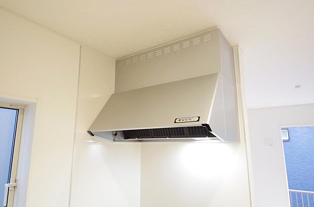 キッチン上部には、ブーツ型の照明付きのレンジフードが標準装備されております。