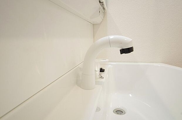 洗面台の給水口はホースが伸びるので朝シャン出来ます。シングルレバーでお湯の温度も楽々調整出来ます。