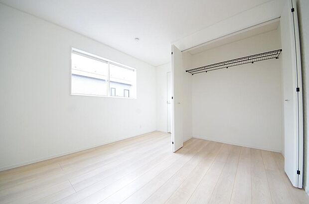 木の質感が優しい床材と豊富な収納が特徴的な、心に温かさを感じる内装です。