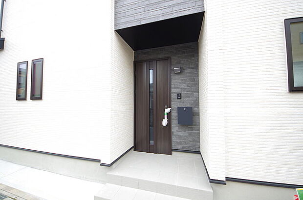 玄関はいわばその邸宅の顔です。だからこそ、迎賓のためにしつらえを細部まで施しました。