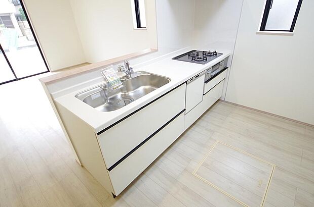 キッチンには耐久性が高く、お手入れも簡単で人工大理石トップを採用して、キッチンを優雅に演出しました。