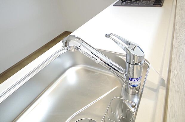 レバー操作一つで水量、温度も調節可能です。また、蛇口には浄水カートリッジも内蔵可能です。