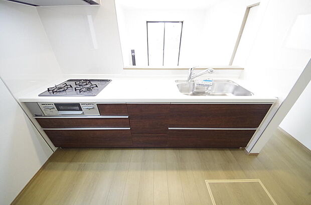 キッチンには耐久性が高く、お手入れも簡単で人工大理石トップを採用して、キッチンを優雅に演出しました。