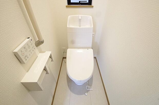 少ない水を有効に使って、汚れも効率よく洗浄します。便器は奥までふちのない掃除がしやすい形状です。