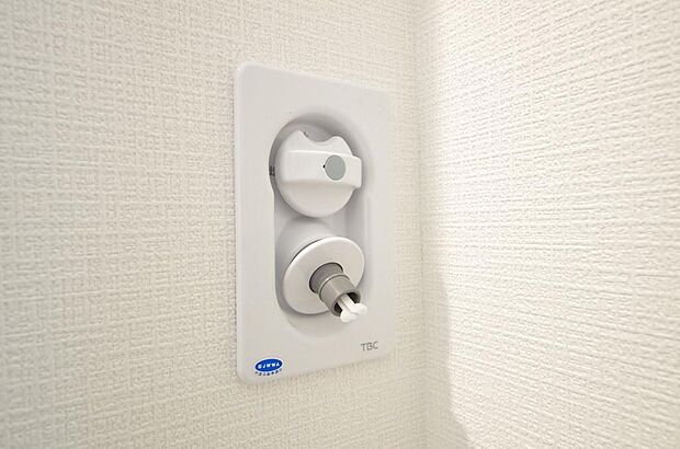 洗濯機用の給水口には蛇口ではなく、全自動洗濯機が設置できる専用の給水口が設置されております。