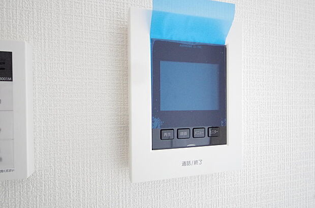 来訪者を映像と音声で確認可能なので、煩わしいセールスにも住戸内で対話可能です。