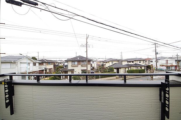 陽光あふれるバルコニーは、たくさんの光を浴びることができるのでお洗濯物やお布団もしっかり干せます。