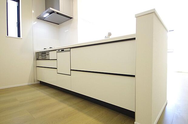 リビング ダイニング全体が見渡せるキッチンは、リビングのお子様の様子を見守りながら家事ができます。