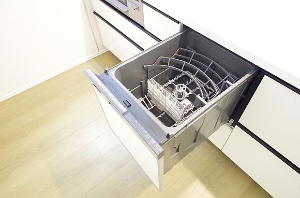 食器の出し入れがしやすいスライド収納タイプの食器洗い乾燥機です。また、節水効果にも優れています。