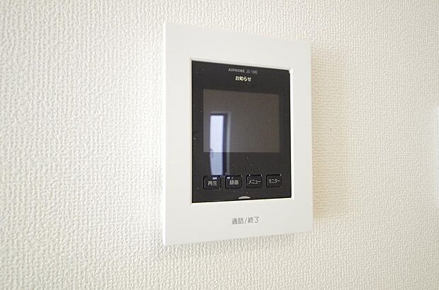 来訪者を映像と音声で確認可能なので、煩わしいセールスにも住戸内で対話可能です。