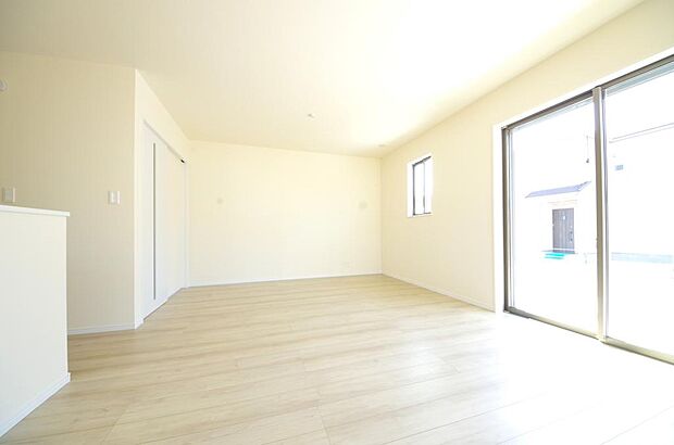 明るい陽光が差し込み開放的なリビング ダイニングを演出し、ゆとりある空間はご満足いただけます。