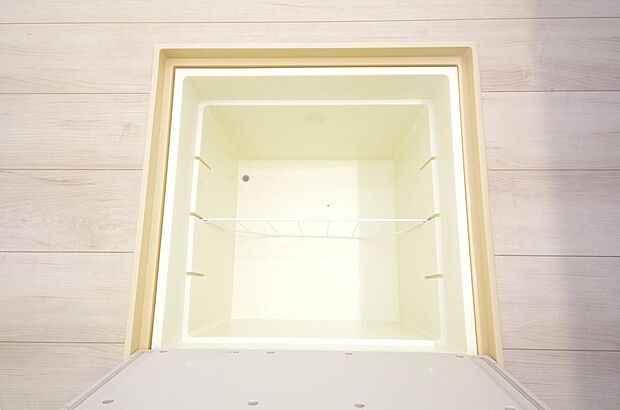 ミネラルウォーター、缶詰、非常食のストックに便利です。空間を有効に利用した収納です。