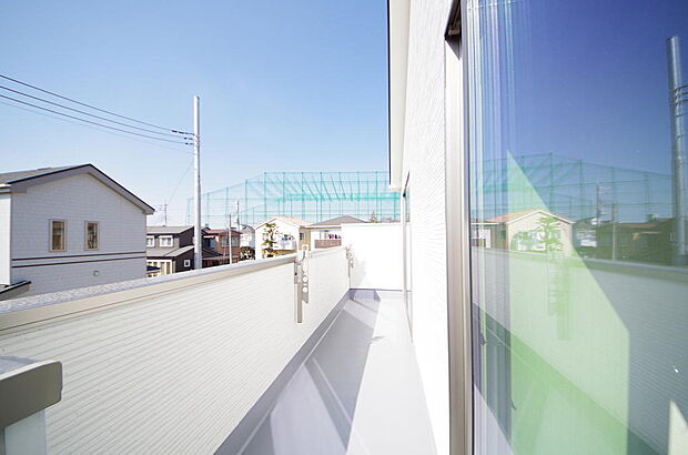 陽光あふれるバルコニーは、たくさんの光を浴びることができるのでお洗濯物やお布団もしっかり干せます。