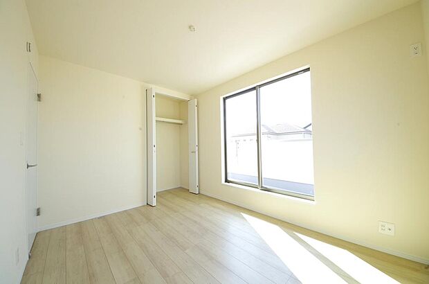 木の質感が優しい床材と豊富な収納が特徴的な、心に温かさを感じる内装です。