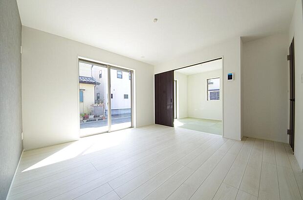 明るい陽光が差し込み開放的なリビング ダイニングを演出し、ゆとりある空間はご満足いただけます。