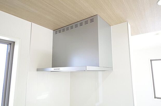 キッチン上部には、ブーツ型の照明付きのレンジフードが標準装備されております。