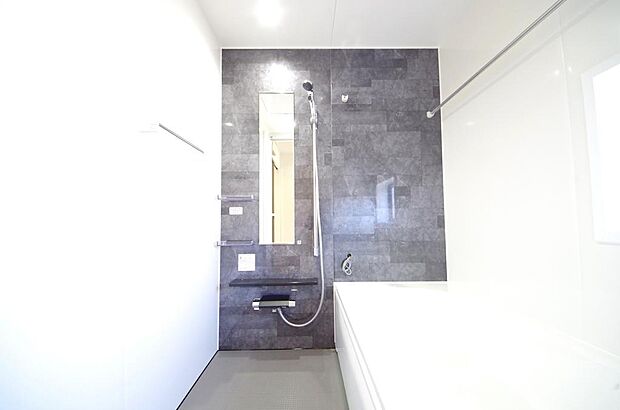 心地よい入浴タイムを追求した大きな浴槽とアクセントパネルで、より高級感が演出されます。