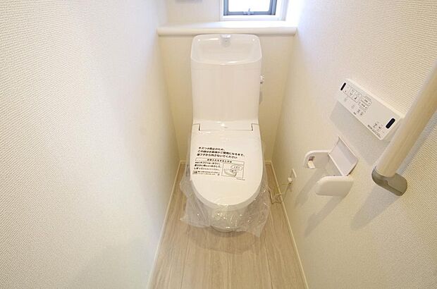 少ない水を有効に使って、汚れも効率よく洗浄します。便器は奥までふちのない掃除がしやすい形状です。