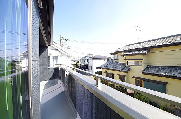 陽光あふれるバルコニーは、たくさんの光を浴びることができるのでお洗濯物やお布団もしっかり干せます。