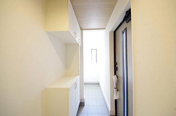 棚板が多く、沢山のの靴が収納可能。棚板は稼働可能ですのでブーツやヒールの高い靴も収納でき便利です。