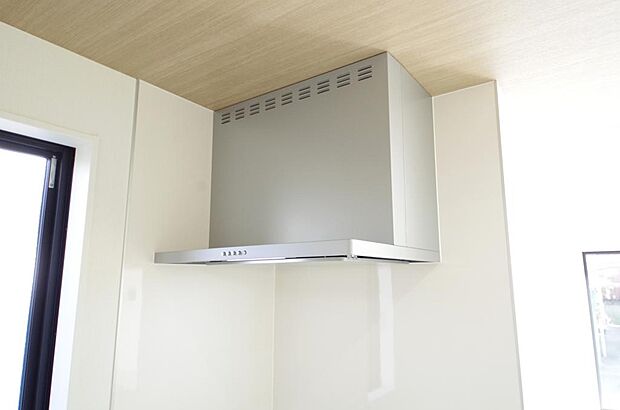 キッチン上部には、ブーツ型の照明付きのレンジフードが標準装備されております。