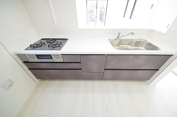 キッチンには耐久性が高く、お手入れも簡単で人工大理石トップを採用して、キッチンを優雅に演出しました。