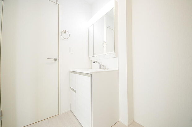 家族全員で利用するパブリックスペースとなりますので、鏡周りの収納ですっきり洗面台がご利用いただけます