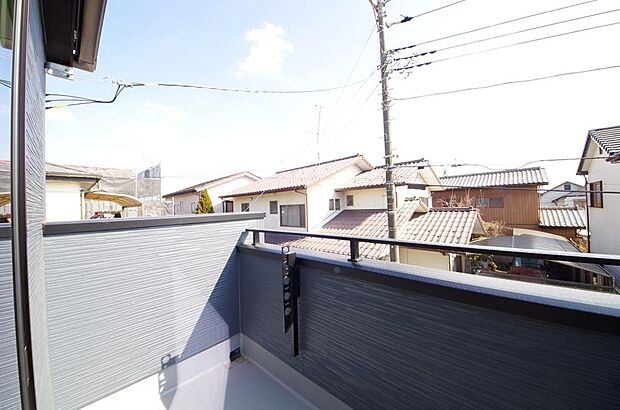 陽光あふれるバルコニーは、たくさんの光を浴びることができるのでお洗濯物やお布団もしっかり干せます。