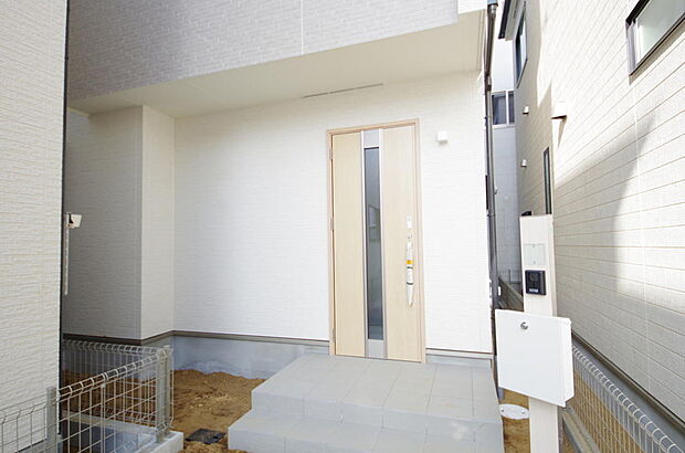 玄関はいわばその邸宅の顔です。だからこそ、迎賓のためにしつらえを細部まで施しました。