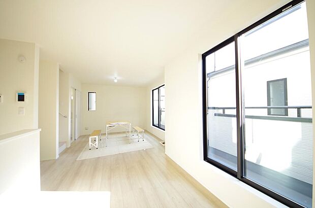 明るい陽光が差し込み開放的なリビング ダイニングを演出し、ゆとりある空間はご満足いただけます。