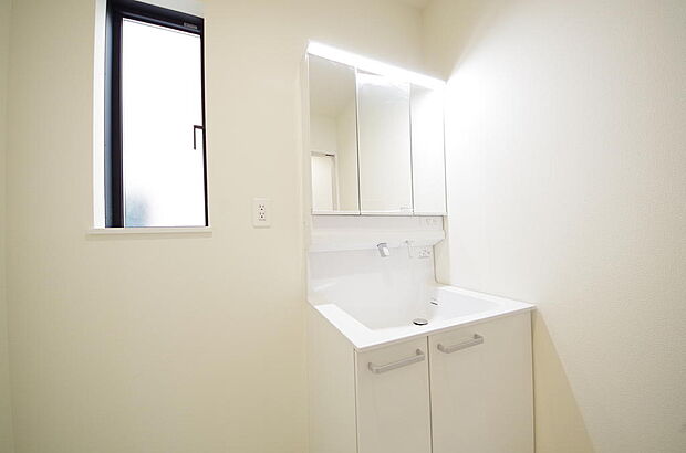 家族全員で利用するパブリックスペースとなりますので、鏡周りの収納ですっきり洗面台がご利用いただけます