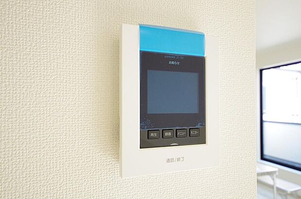 来訪者を映像と音声で確認可能なので、煩わしいセールスにも住戸内で対話可能です。