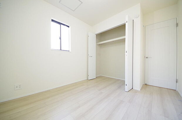 木の質感が優しい床材と豊富な収納が特徴的な、心に温かさを感じる内装です。