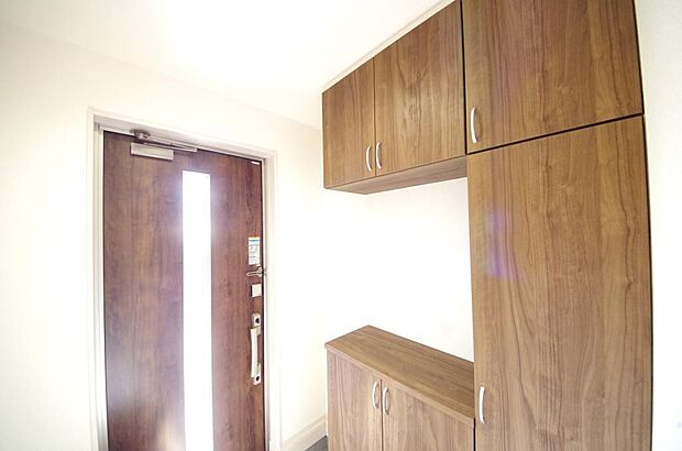 棚板が多く、沢山の靴が収納可能。棚板は稼働可能ですのでブーツやヒールの高い靴も収納でき便利です。