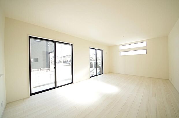 明るい陽光が差し込み開放的なリビング ダイニングを演出し、ゆとりある空間はご満足いただけます。