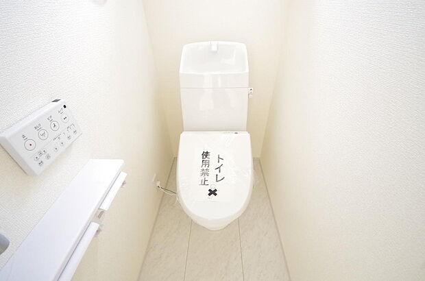 少ない水を有効に使って、汚れも効率よく洗浄します。便器は奥までふちのない掃除がしやすい形状です。