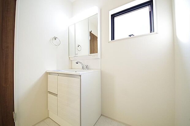 家族全員で利用するパブリックスペースとなりますので、鏡周りの収納ですっきり洗面台がご利用いただけます