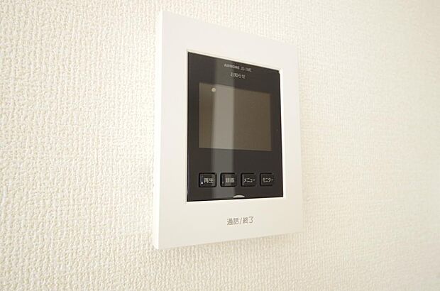 来訪者を映像と音声で確認可能なので、煩わしいセールスにも住戸内で対話可能です。