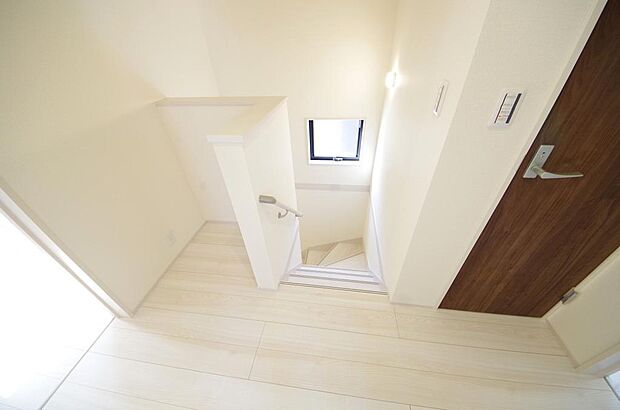 階段には手すりを標準装備することで、お子様やご高齢者の安全性にも配慮しております。