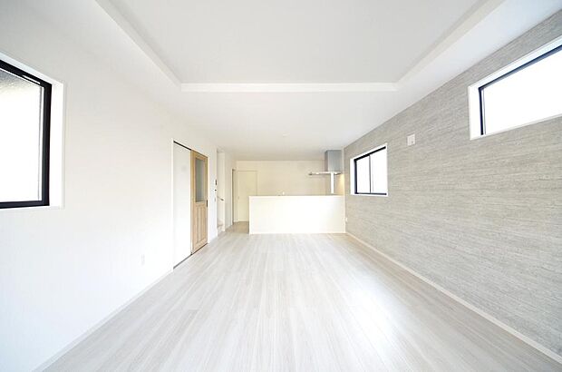 明るい陽光が差し込み開放的なリビング ダイニングを演出し、ゆとりある空間はご満足いただけます。