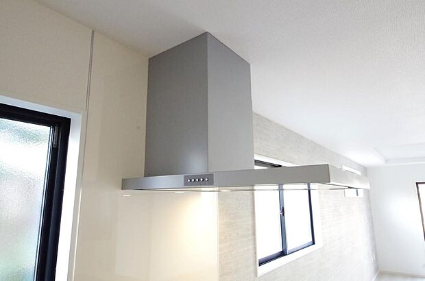 キッチン上部には、ブーツ型の照明付きのレンジフードが標準装備されております。