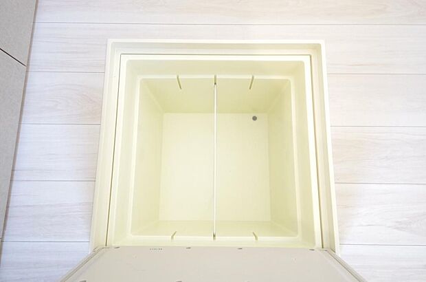 ミネラルウォーター、缶詰、非常食のストックに便利です。空間を有効に利用した収納です。