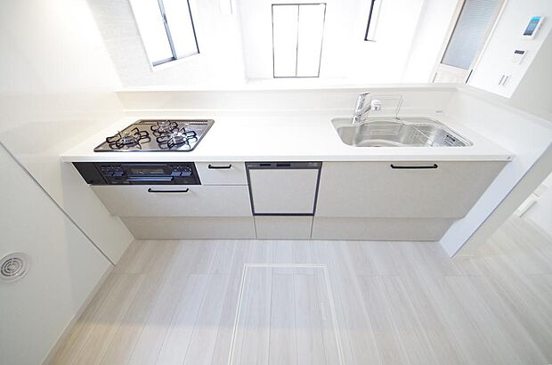 キッチンには耐久性が高く、お手入れも簡単で人工大理石トップを採用して、キッチンを優雅に演出しました。