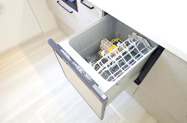 食器の出し入れがしやすいスライド収納タイプの食器洗い乾燥機です。また、節水効果にも優れています。