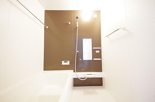 心地よい入浴タイムを追求した大きな浴槽とアクセントパネルで、より高級感が演出されます。