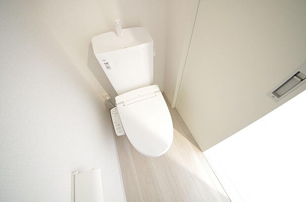 少ない水を有効に使って、汚れも効率よく洗浄します。便器は奥までふちのない掃除がしやすい形状です。