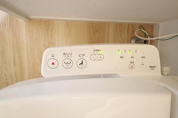 ウォシュレット機能 暖房便座は必需品です。1階 2階の両方のトイレに付いてます。
