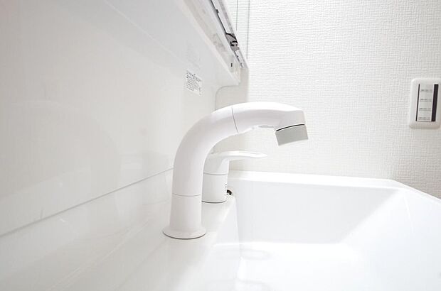 洗面台の給水口はホースが伸びるので朝シャン出来ます。シングルレバーでお湯の温度も楽々調整出来ます。