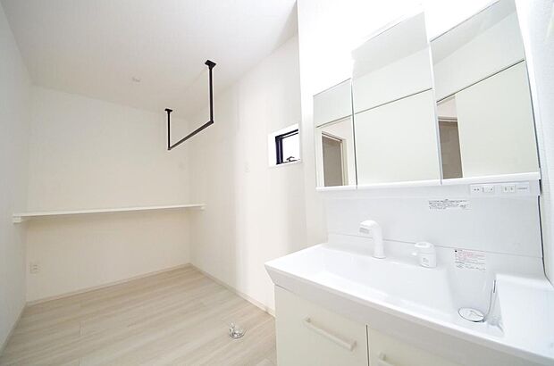 家族全員で利用するパブリックスペースとなりますので、鏡周りの収納ですっきり洗面台がご利用いただけます