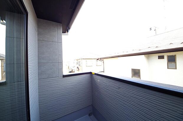 陽光あふれるバルコニーは、たくさんの光を浴びることができるのでお洗濯物やお布団もしっかり干せます。